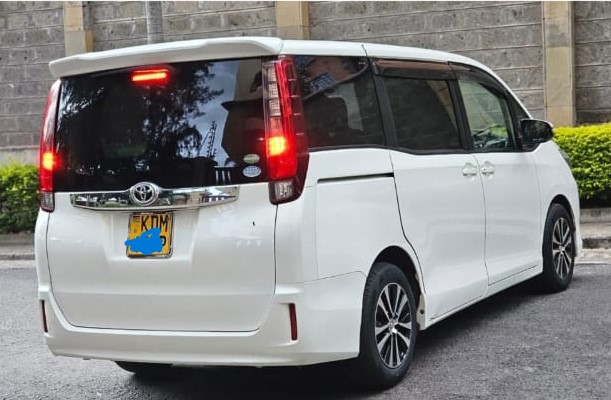 Toyota Noah – Family MPV